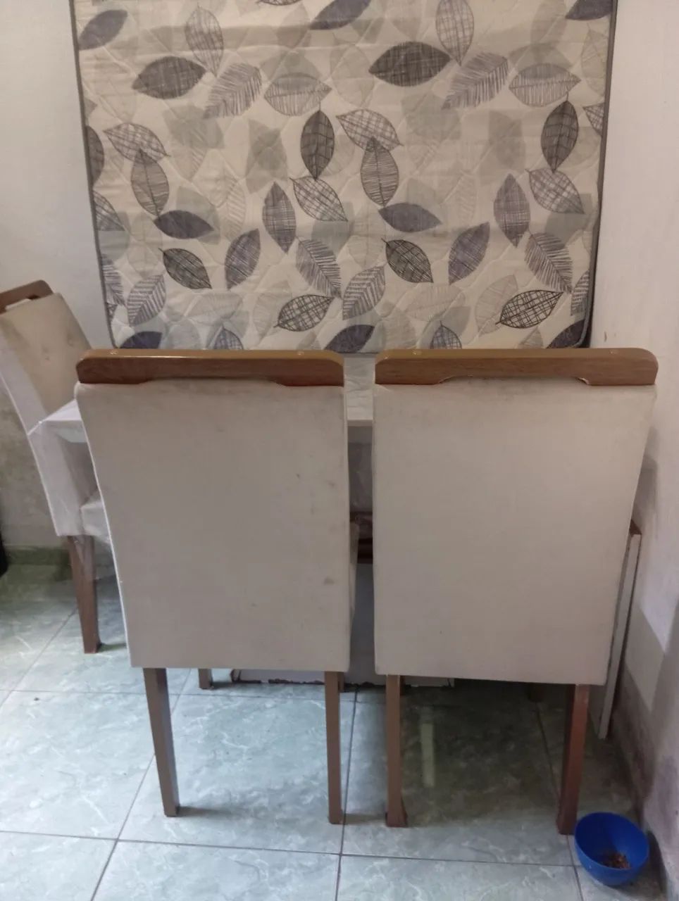 Mesa com quatro cadeiras usada retirada na zona Norte