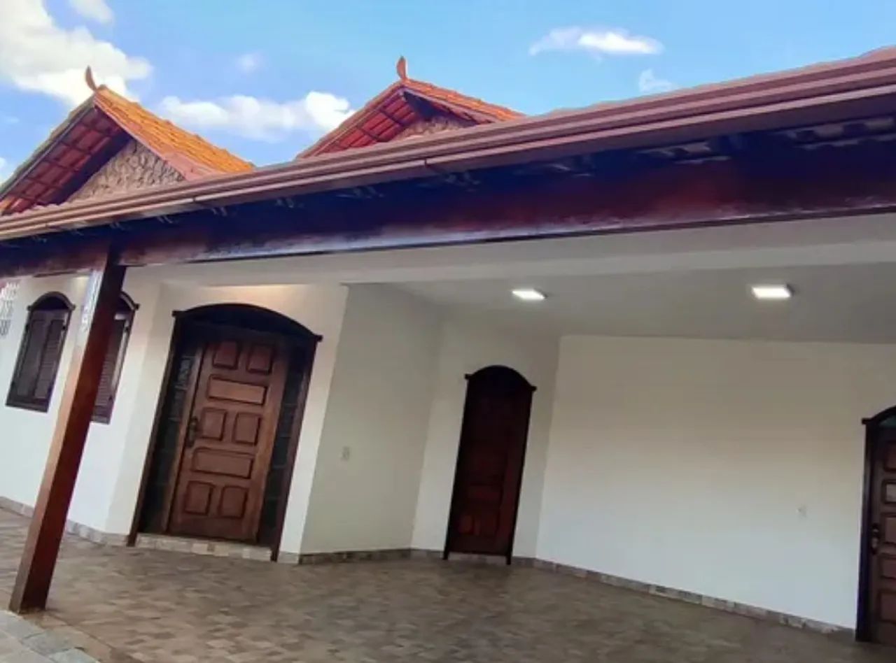 Casa ampla, fino acabamento e muito bem localizada 