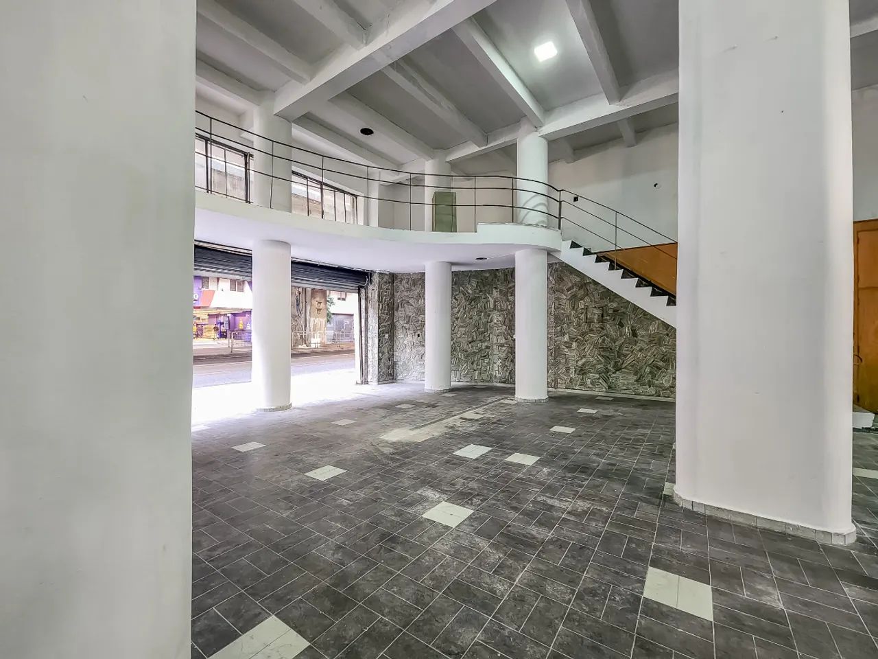 Loja de rua para venda e locação em Santa Cecília, 255m²