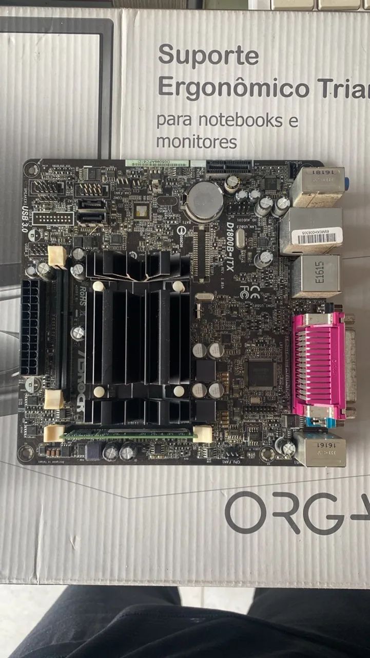 Placa mãe antiga com processador e memória e com uma fonte de 230v