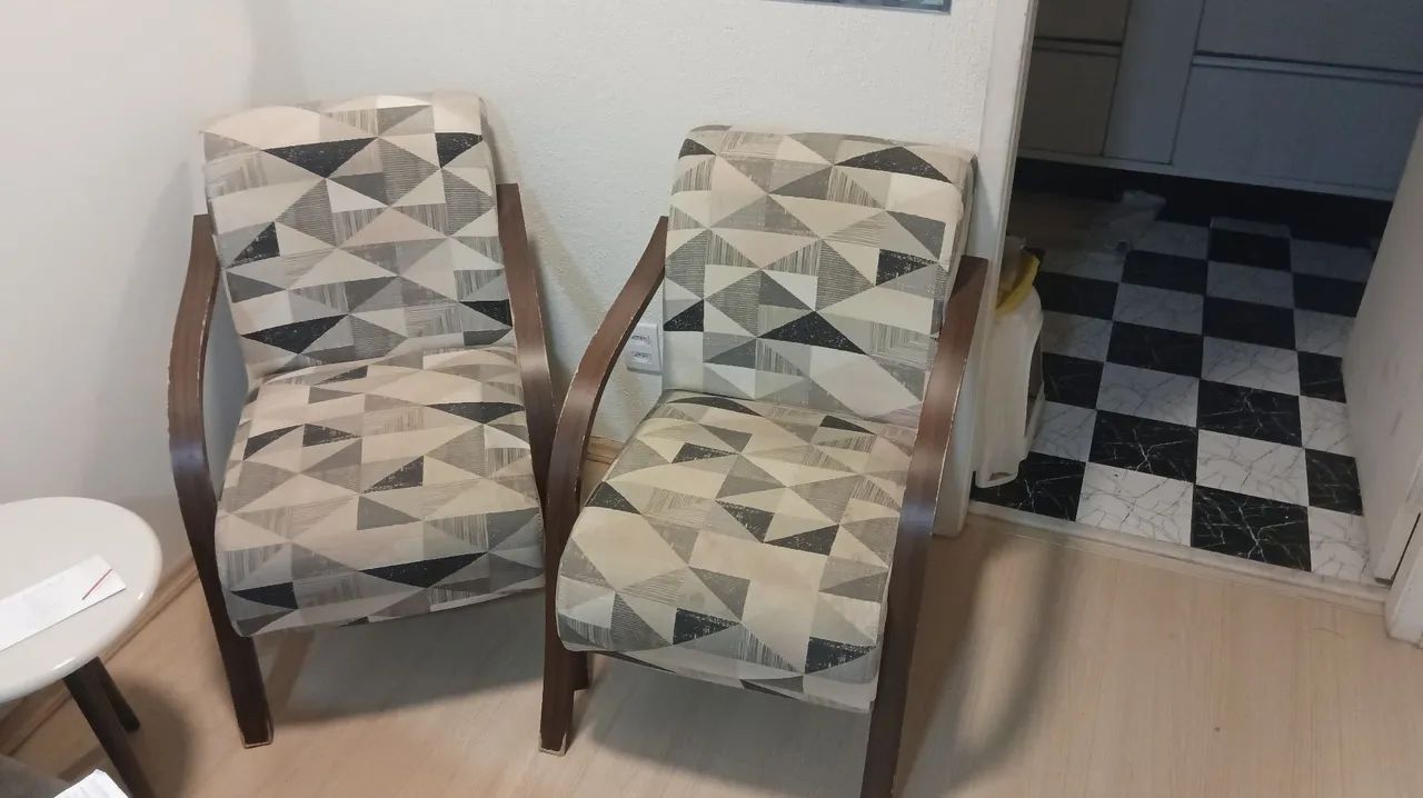 VENDO PAR DE POLTRONAS DE MADEIRA  - Foto 3