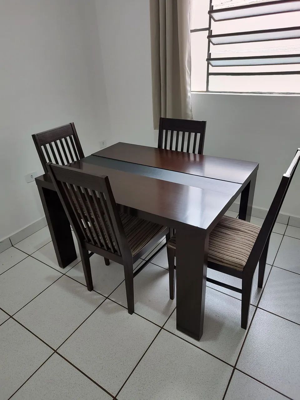 Mesa com quatro cadeiras