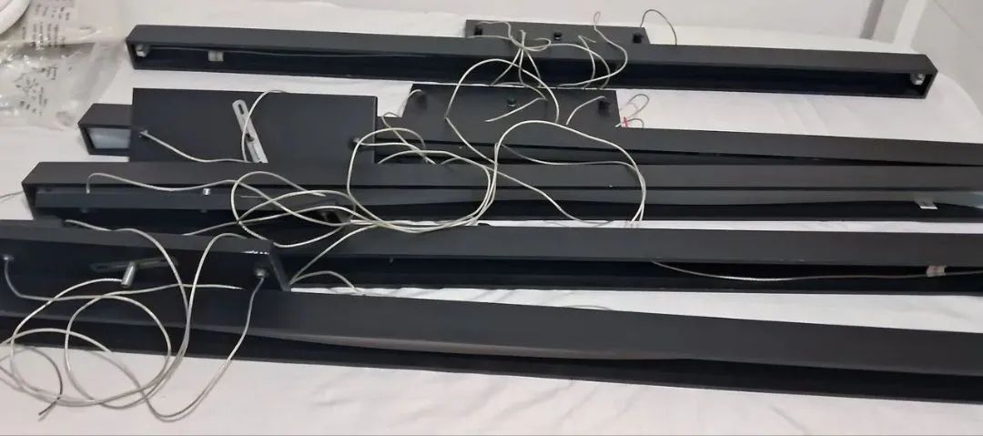 5 luminárias, 4 são pretas e 1 é de inox - Foto 3