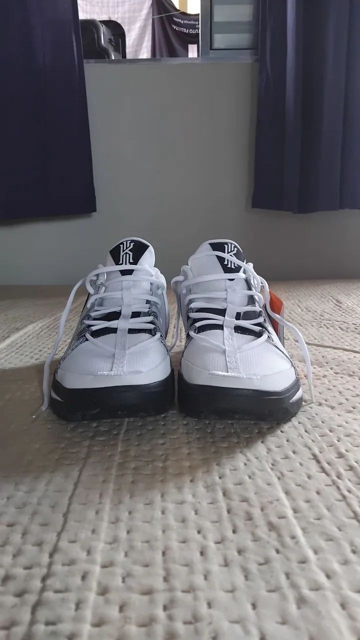 Tenis Nike Kyrie Flytrap 6 Black White  - Foto 5