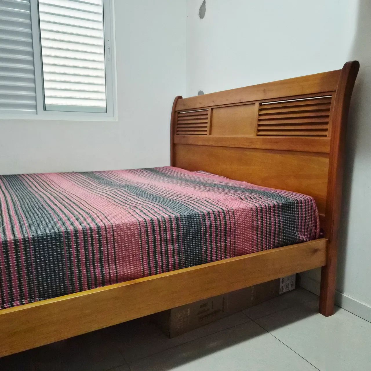 Cama de madeira e colchão (negociável) - Foto 4