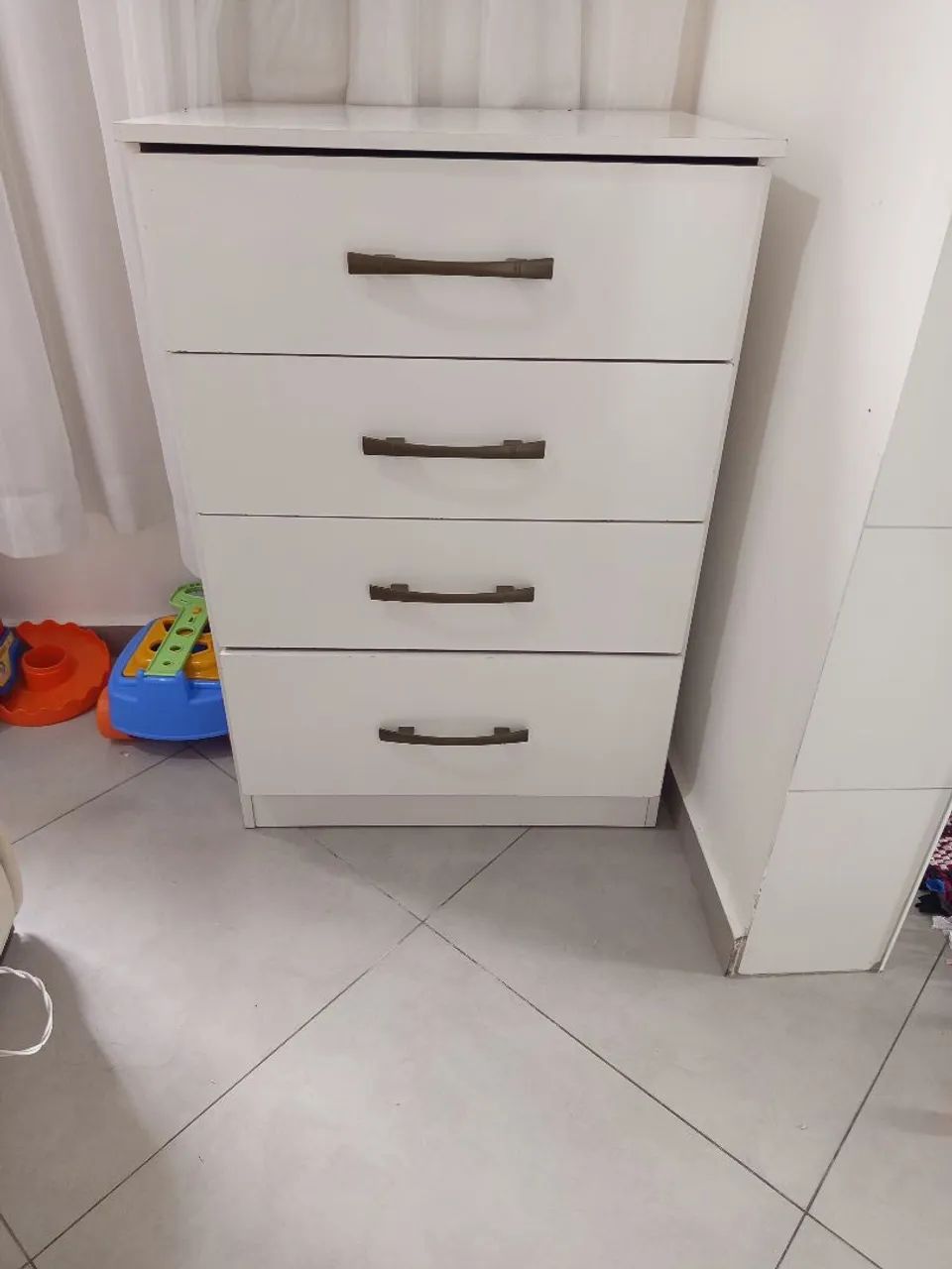 Conjunto de Guarda roupa infantil, cadeira de alimentação e cômoda  - Foto 4