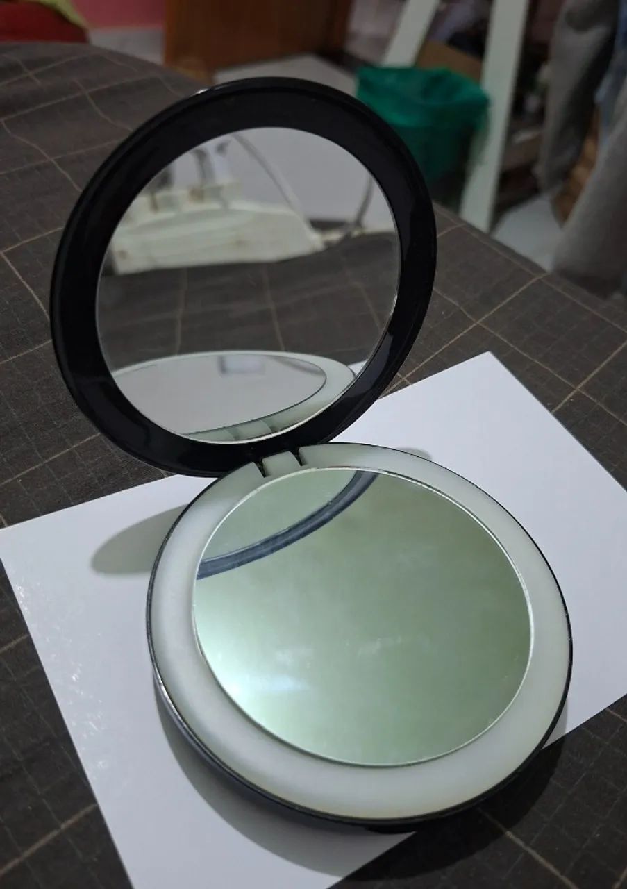 Carregador portátil com espelho e luz de led