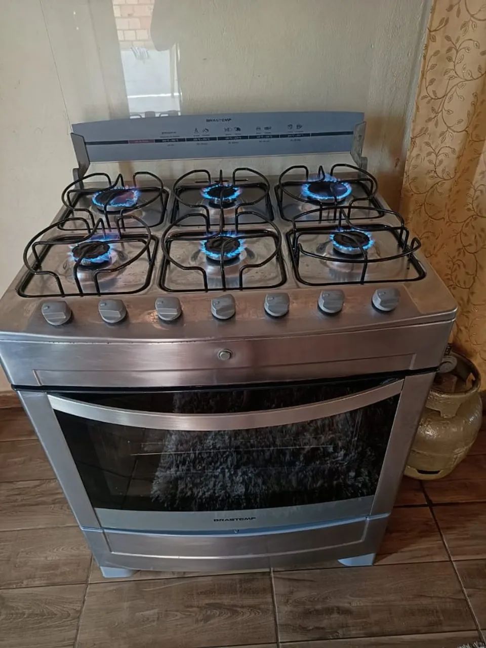 Vendo fogão Brastemp de 6 bocas, elétrico, funcionando perfeitamente  - Foto 2