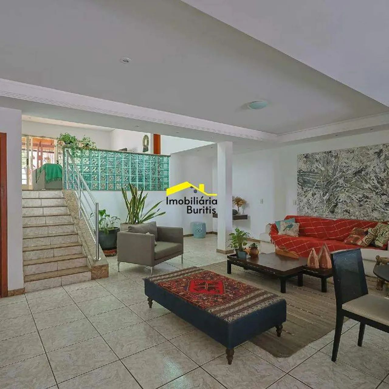 Casa com 4 Quartos, Piscina e 4 Vagas para Locação no Buritis