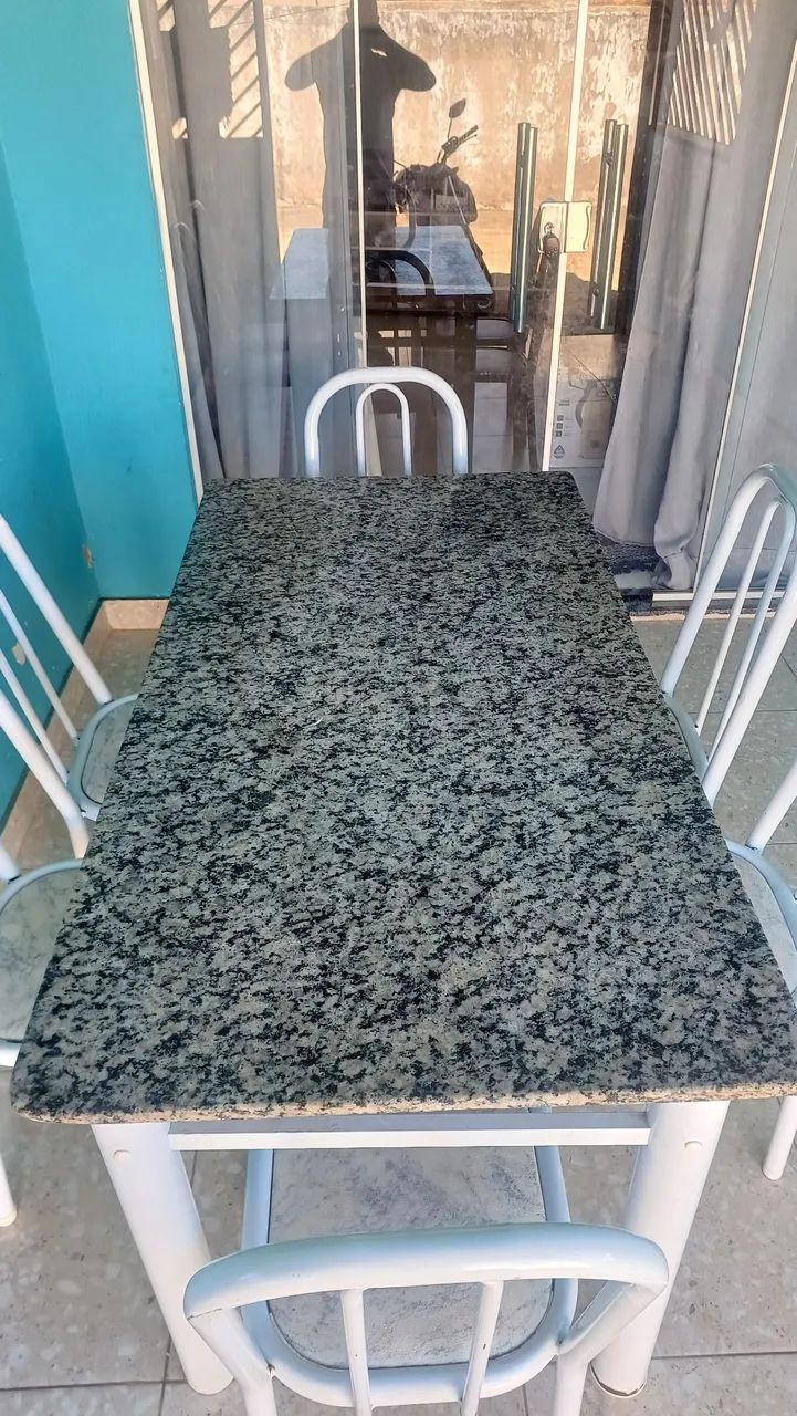 Vendo jogo de mesa com 6 cadeiras tampo em mármore  - Foto 2
