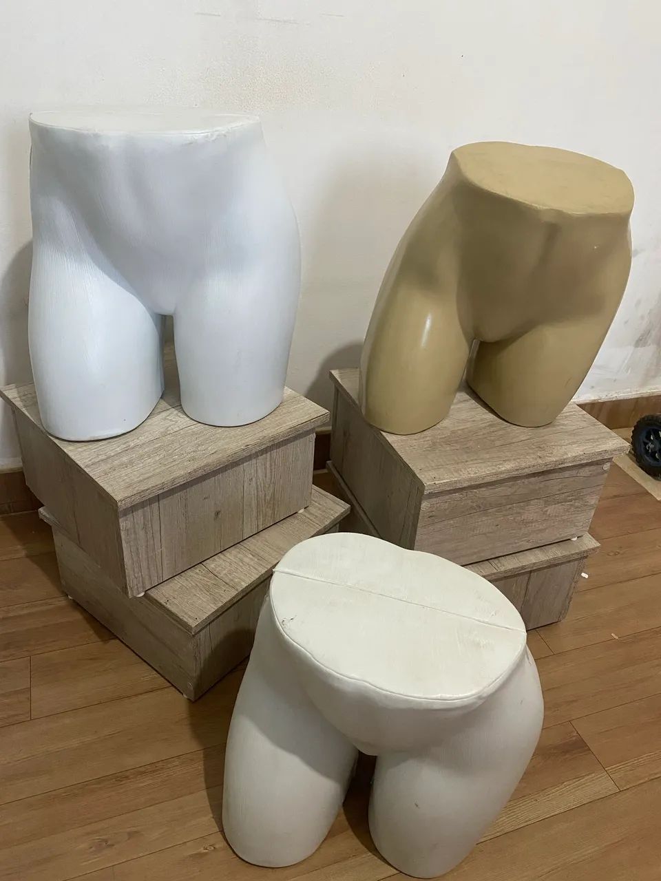 Tablado de MDF e manequins