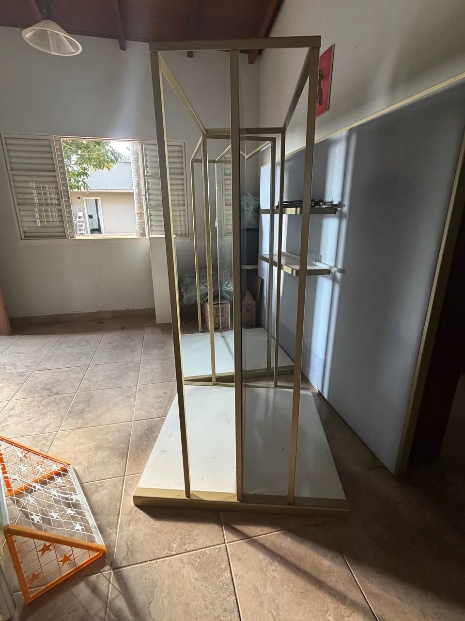 Painel de MDF estrofado  linho nas duas faces com 2 prateleiras - Foto 2
