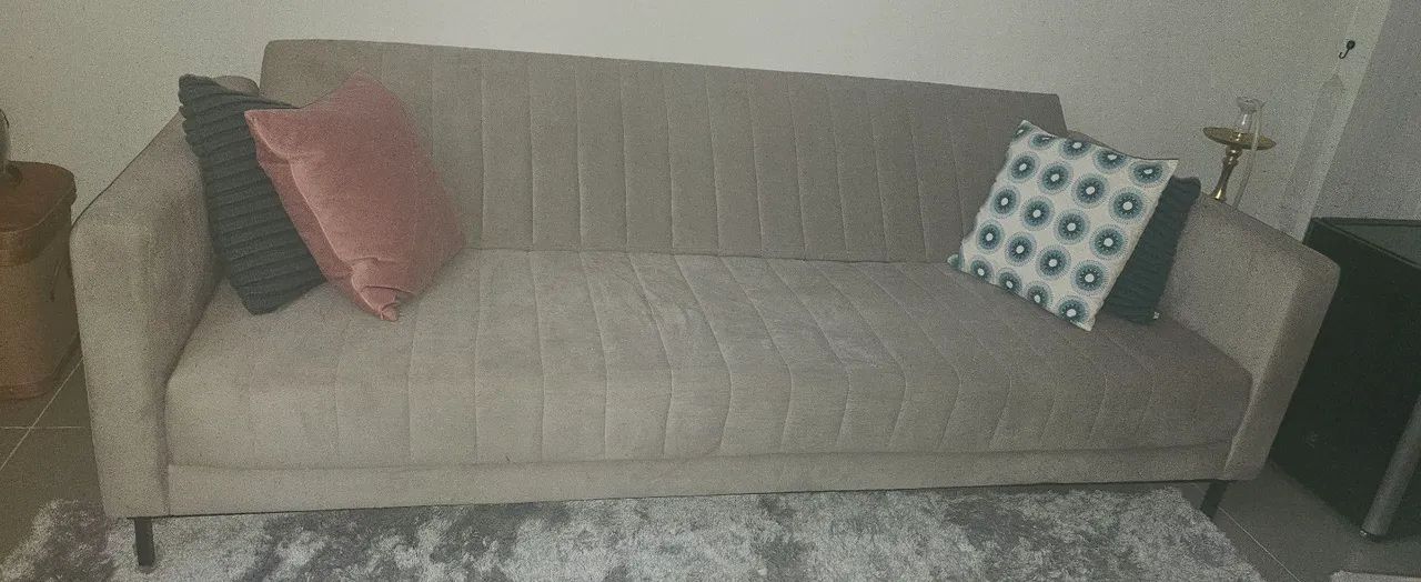 Sofá cama Retrátil 4 lugares em veludo cinza claro. Excelente estado.  - Foto 2