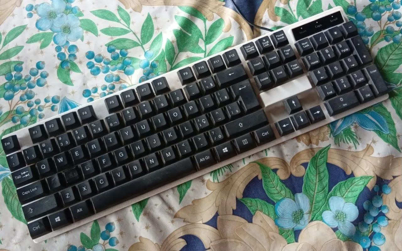 TECLADO USADO 