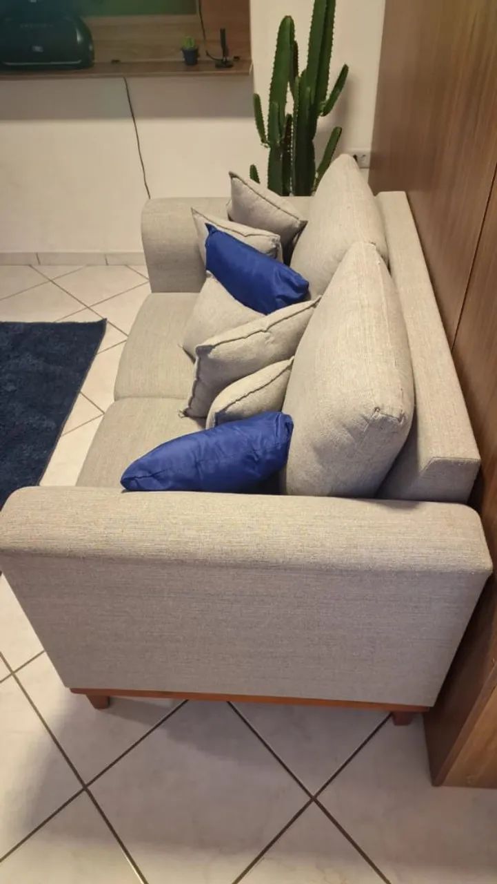 Sofá 2 lugares e 1 lugar..estão em ótimas condições  e ainda acompanham lindas almofadas!! - Foto 2