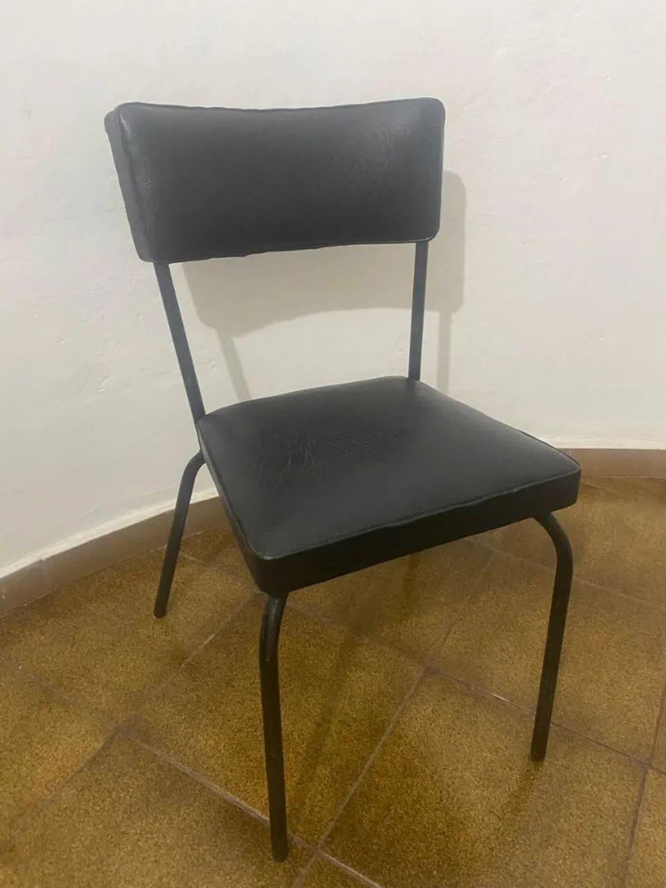 Cadeira 1 assento metal estofado preta 