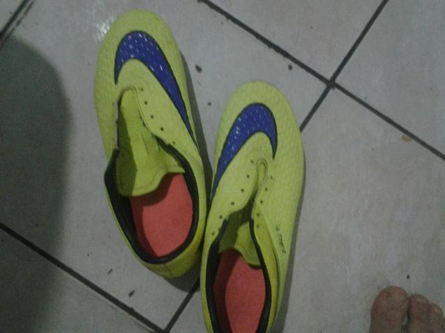 Chuteira da NIKE (sem cadaso)