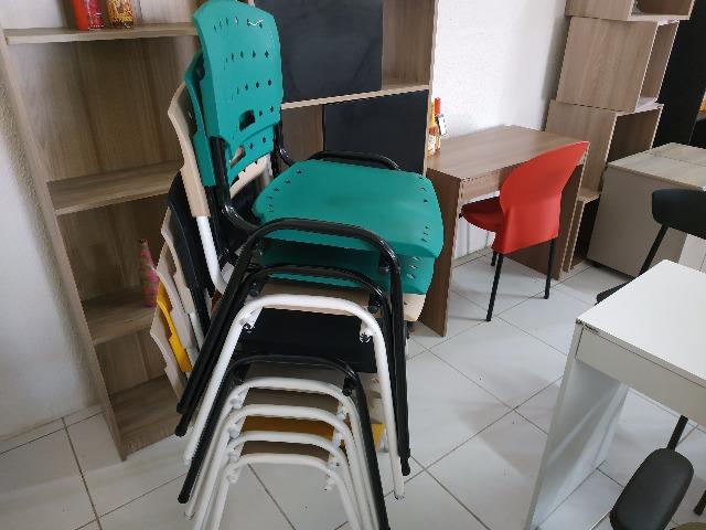 Cadeiras fixas coloridas - Foto 3