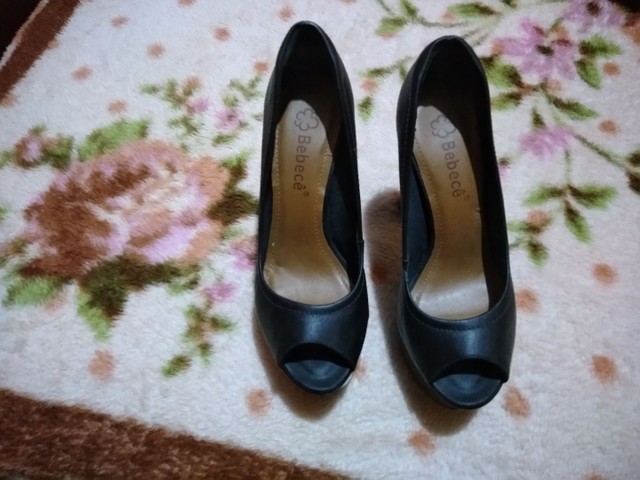 Sapato feminino semi novo usado uma vez pois minha mae nao adaptou a alt. do sapato| N° 37