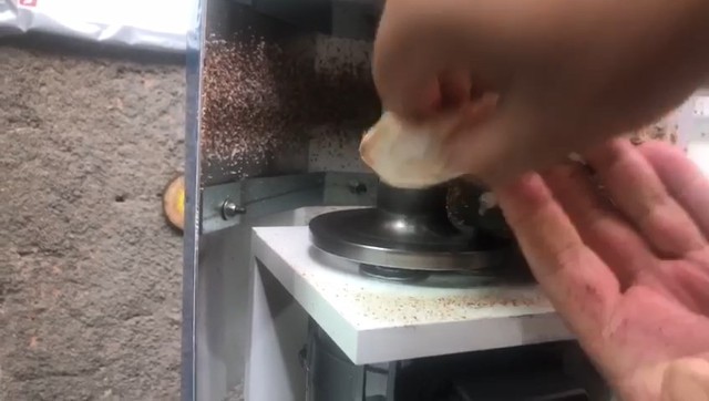 Máquina Retirar película coco Marrom