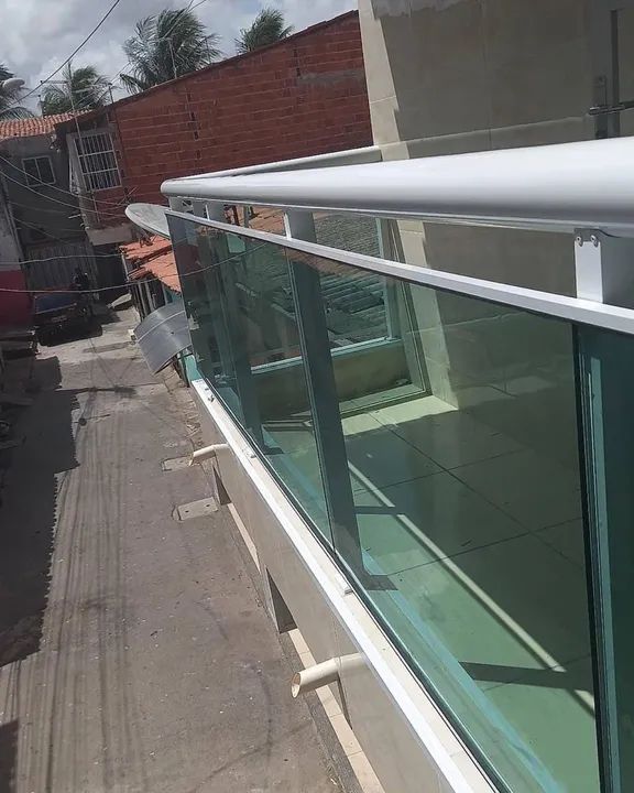 Lindos Guarda corpo em vidro e alumínio branco. Lindos