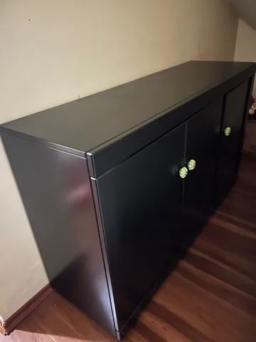 Buffet preto de madeira 