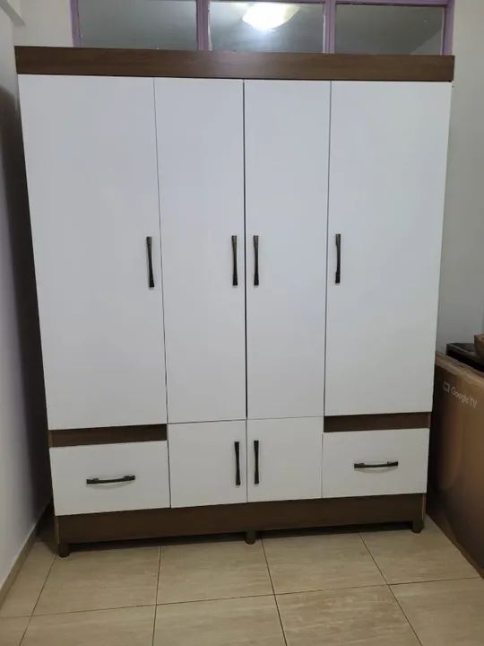 Guarda roupa 4 portas com gavetas e portas embaixo, conservado