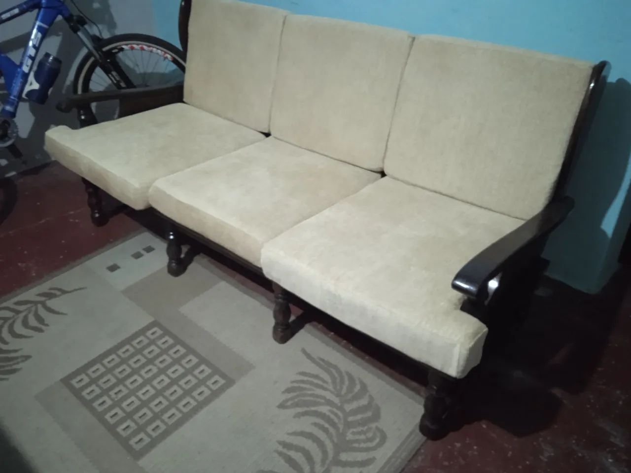 Sofá em mogno65746292315266122