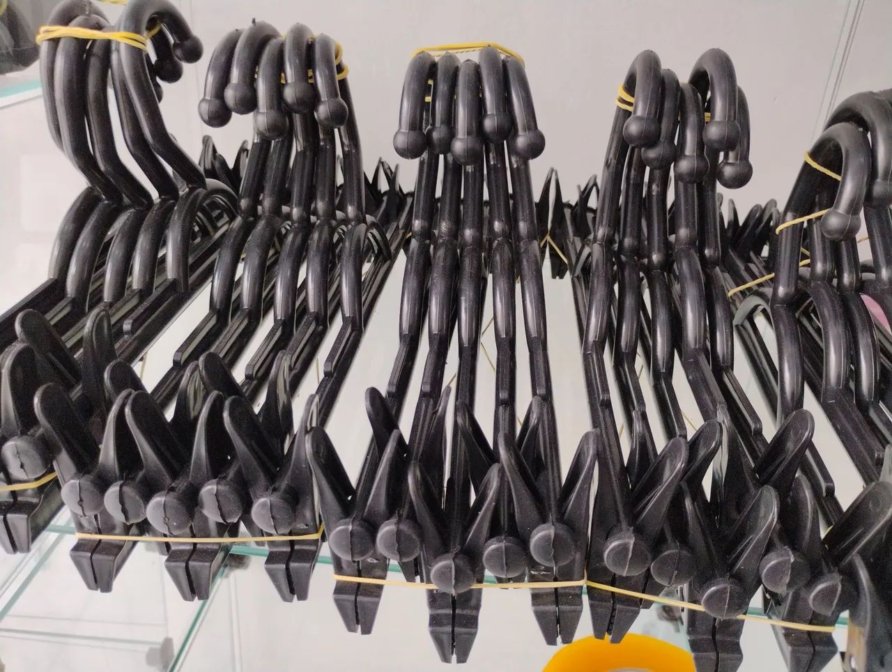 Cabides de plástico para loja novos kit com 5 dh ou pix