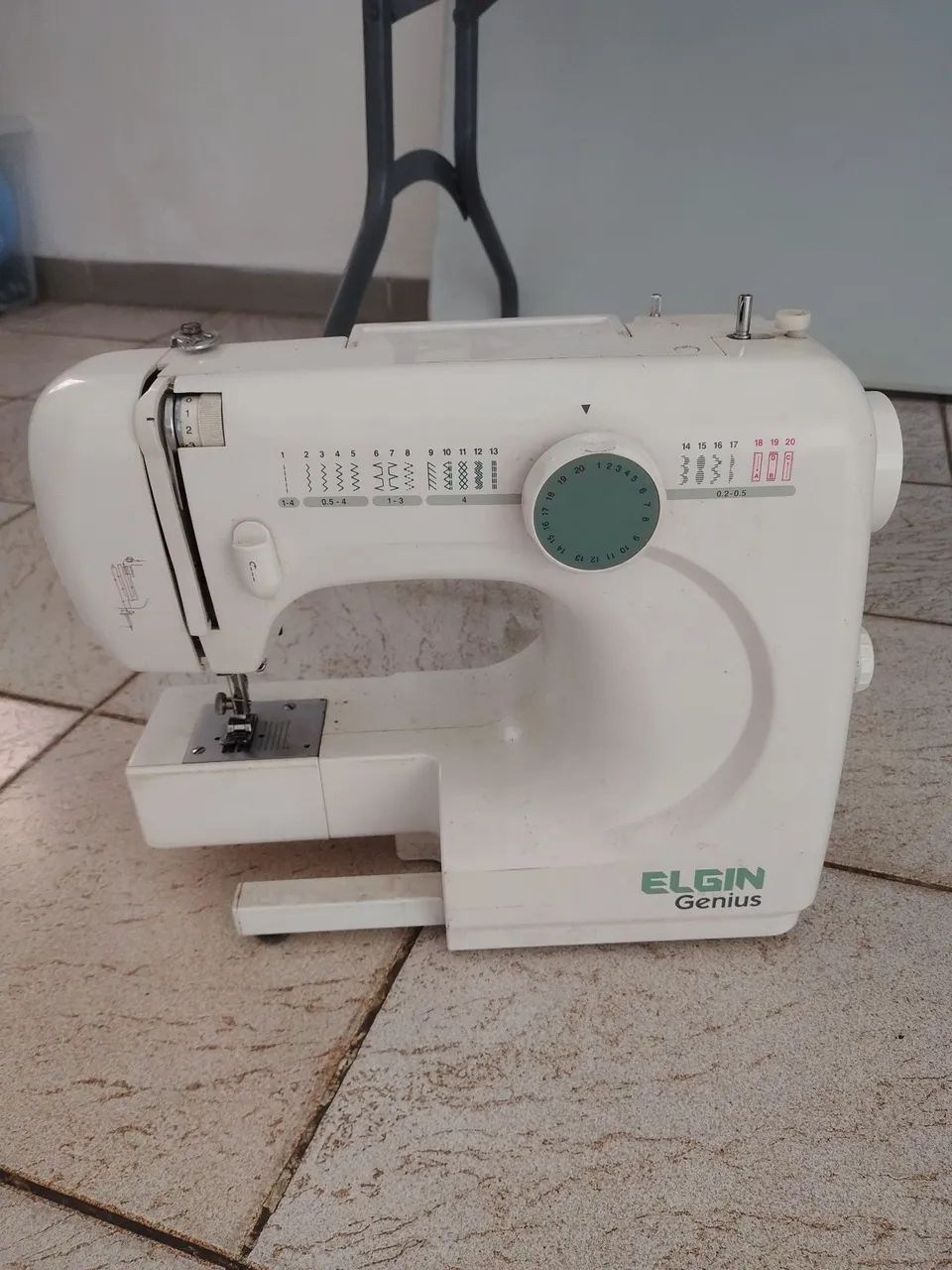 Máquina de costura Elgin 