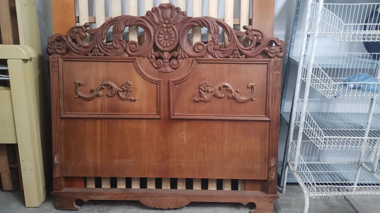 Cama casal em madeira trabalhada. - Foto 2