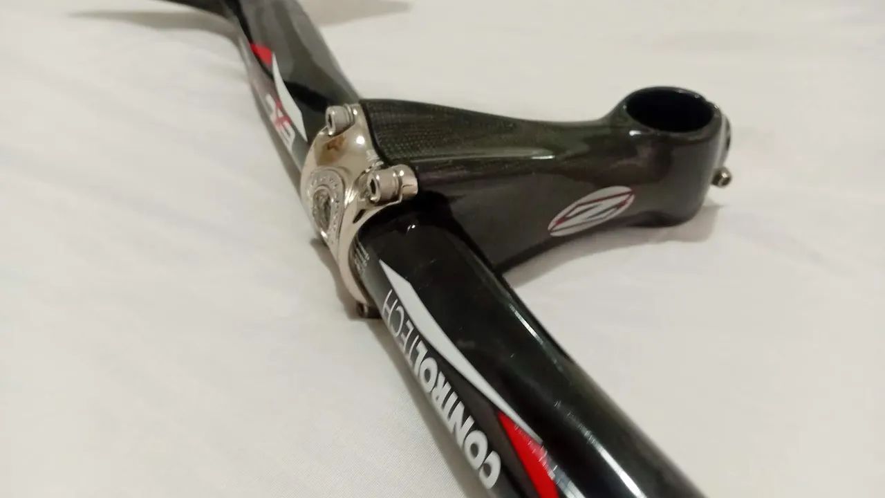 Mesa Zipp e guidão de carbono ControlTech