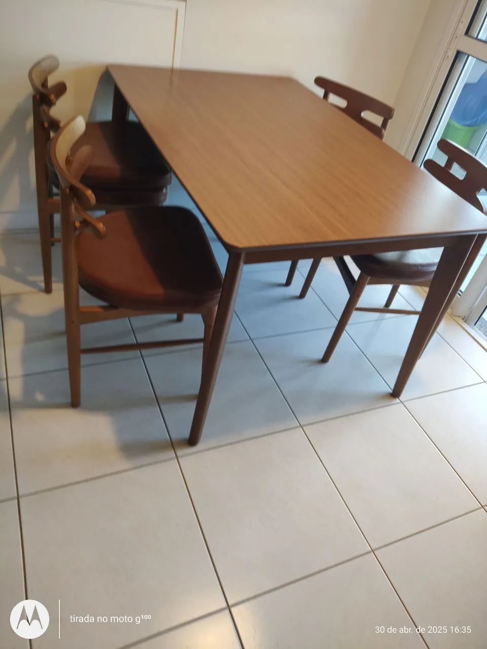 Vendo mesa de madeira com 4 cadeiras. Excelente estado de conservação. Impecável.  - Foto 3