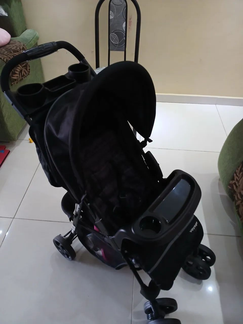 Carrinho de bebe voyage spot semi novo.