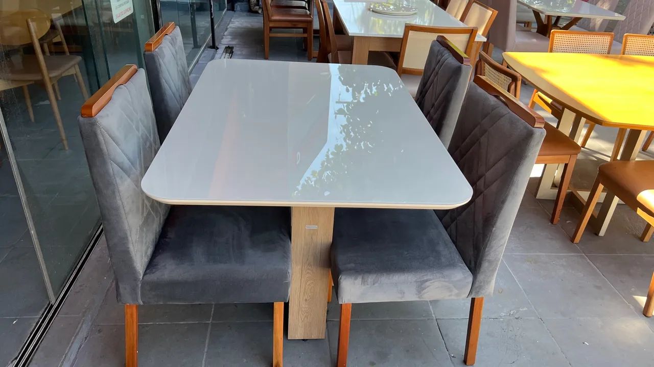 Conjunto Mesa de Jantar com 4 Cadeiras de madeira 