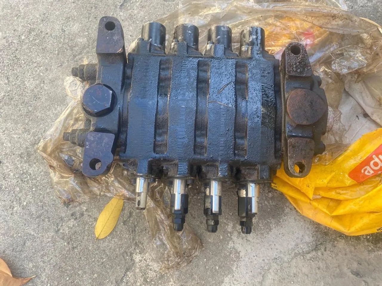 Comando traseiro retroescavadeira New Holland LB90 