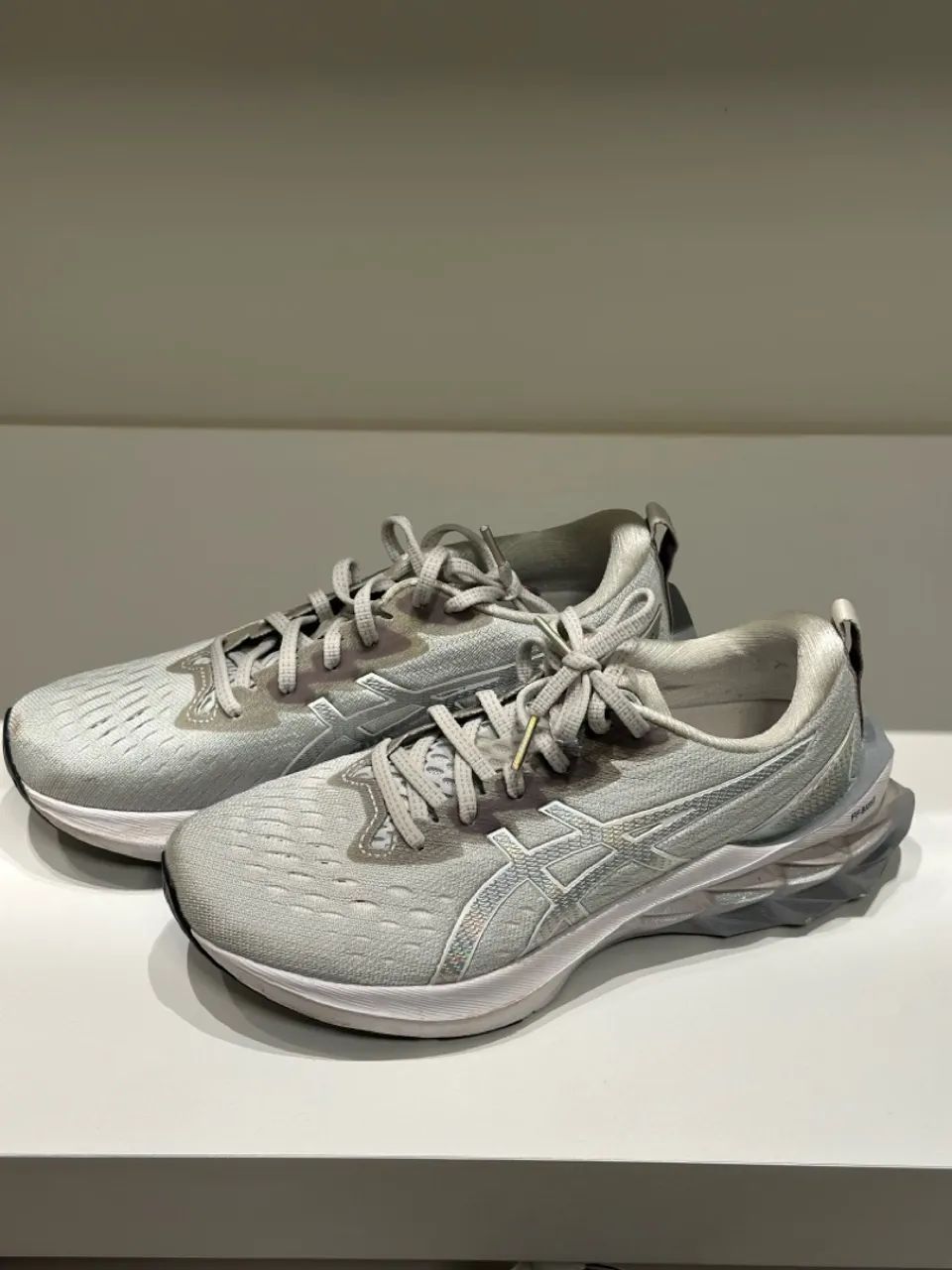 Tênis Asics Novablast 2 LE Feminino Cinza" - Foto 2