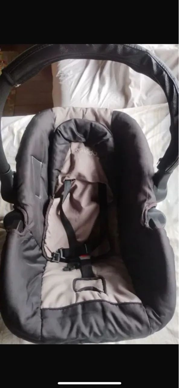 Carrinho de bebê com bebê conforto