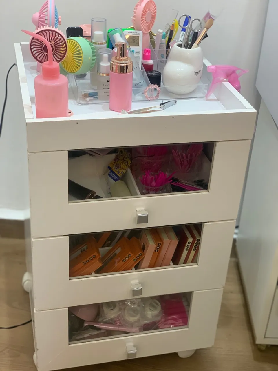 Carrinho de manicure com gavetas