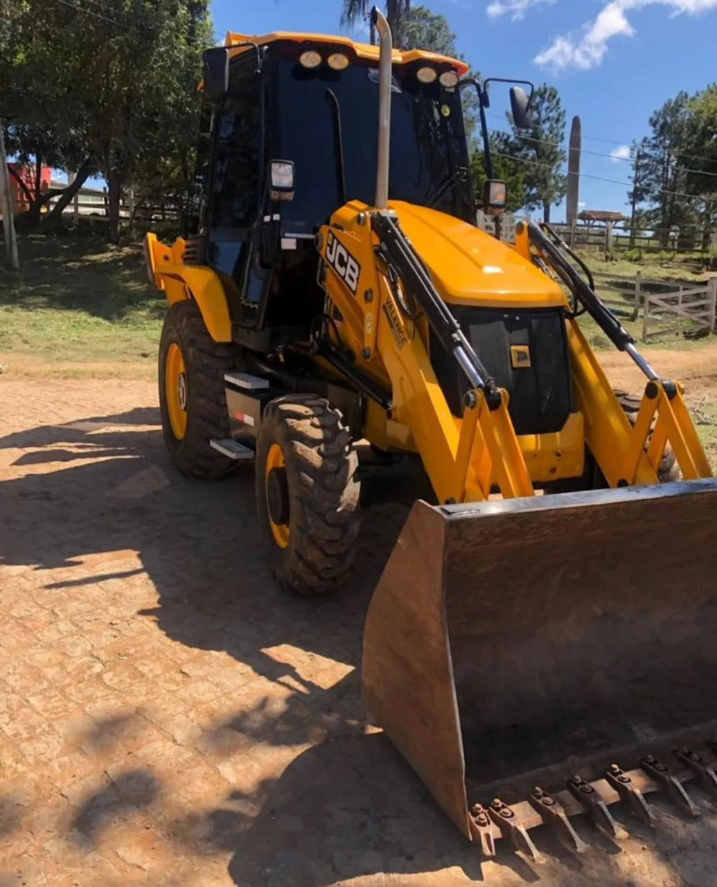 Retroescavadeira JCB 3CX - Potência e Versatilidade