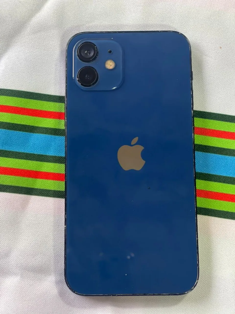 iPhone 12 com nota e carregador