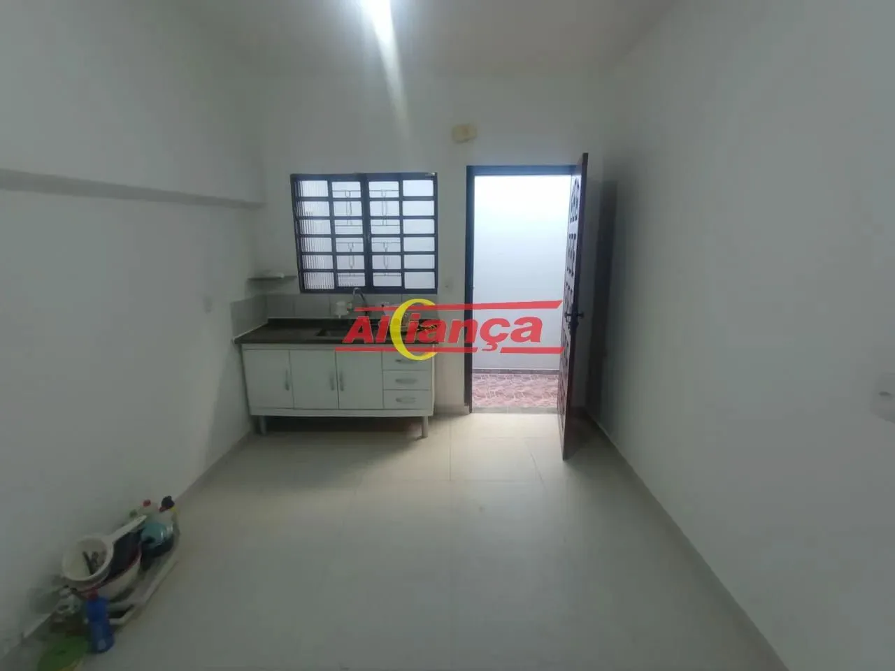 Casa para alugar com 3 quartos e 1 vaga de garagem no Vila Galvão - Por R$ 1.950,00