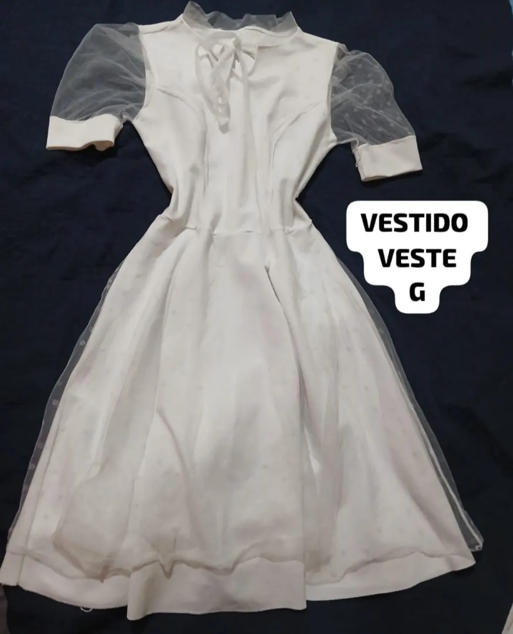 Vestido branco elegante com mangas de tule