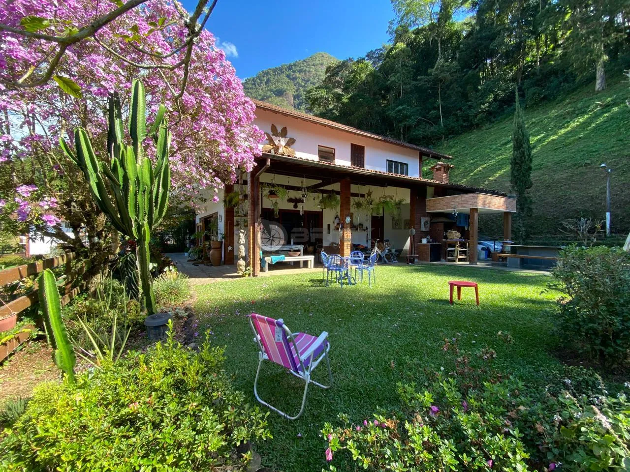 Casa com 3 suítes em condomínio na Granja Guarani - Teresópolis/RJ.