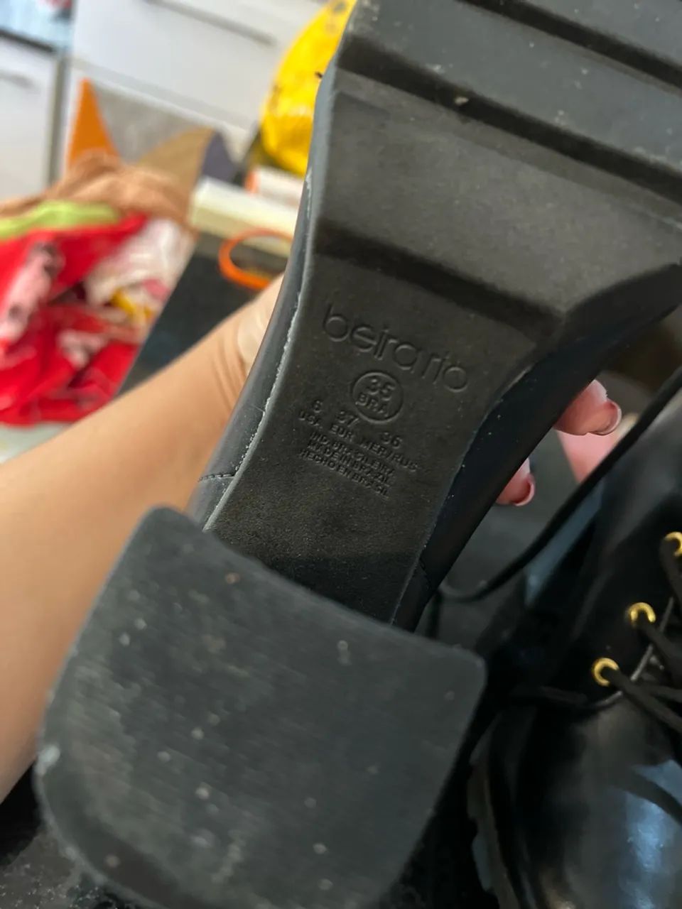 Bota coturno preta feminina com detalhes dourados - Foto 4