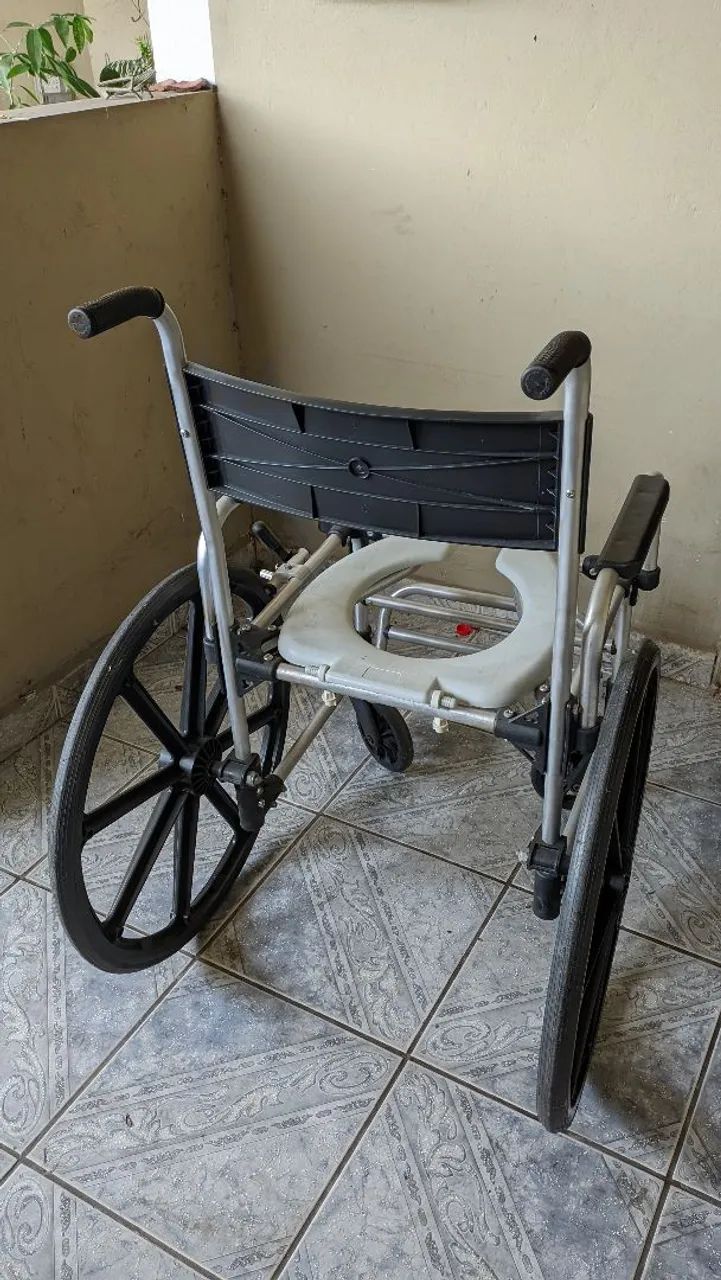 Cadeira de rodas sanitária com assento - Foto 4