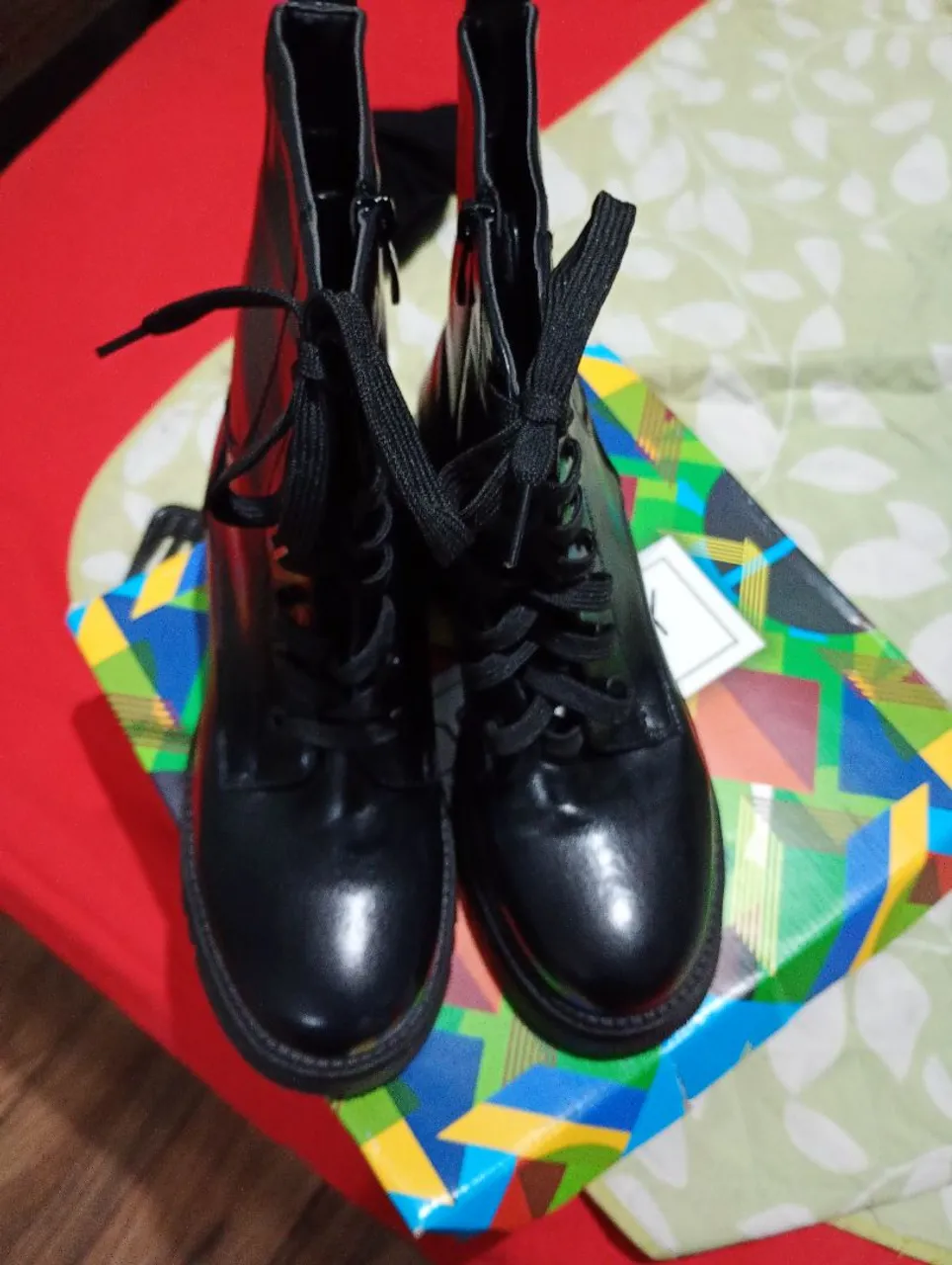 Botas pretas novas