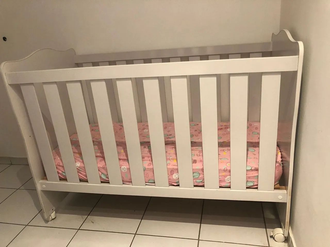 Berço Infantil Branco com Rodinhas - Foto 4