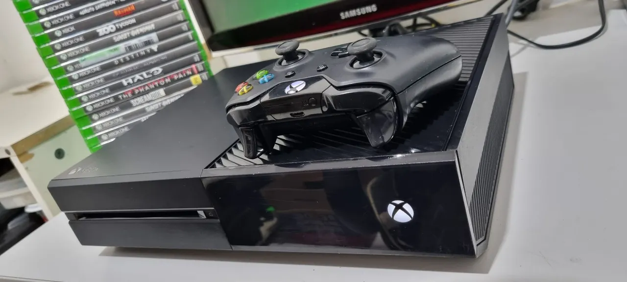 Xbox One com controle e jogos