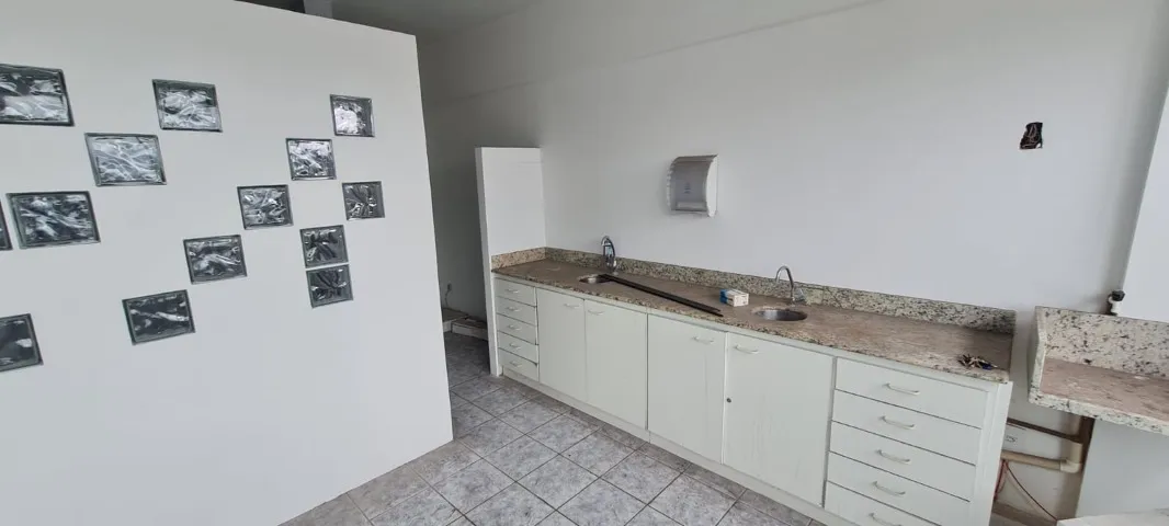 Bancada de granito com duas cubas e armario